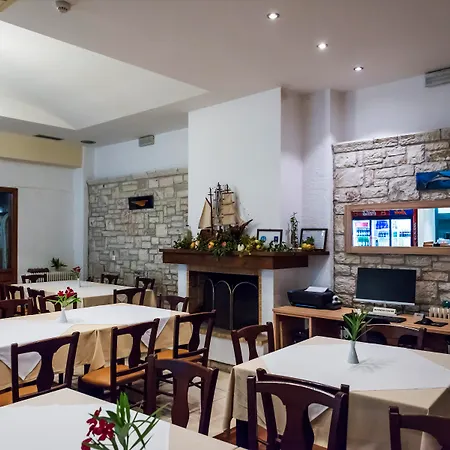 Hotel Akrogiali 2*
